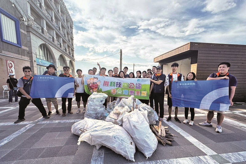 東華大學團隊與工研院合作，召集民間團體至七星潭，進行淨海、淨灘暨海廢循環再利用活動。（圖／工研院）