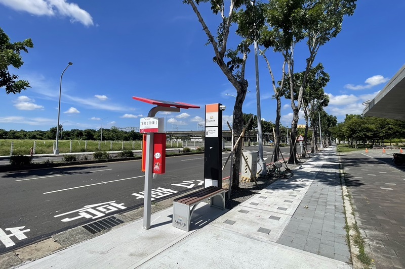 大武路園區入口，路邊公車站牌以太陽能發電作為晚上的照明。（圖／工研院）