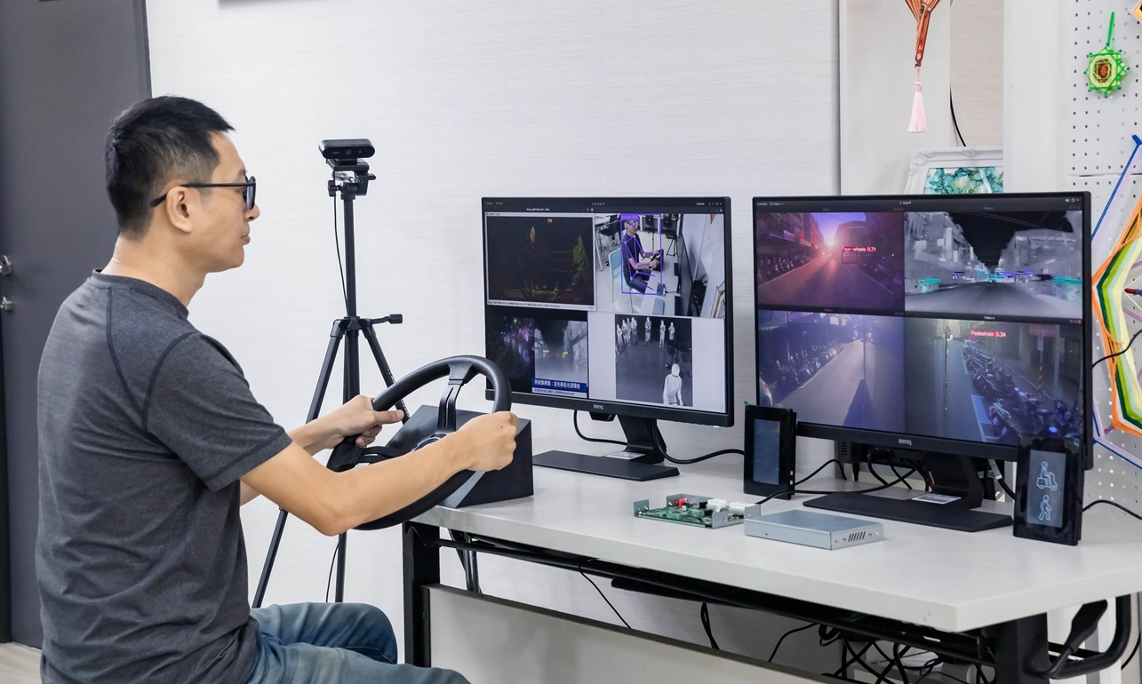 資策會開發「VisionSafe視界安全智駕系統」,專為臺灣複雜的交通情境而設計,也是臺灣首套專為大型商用車打造的次世代智慧駕駛輔助系統。