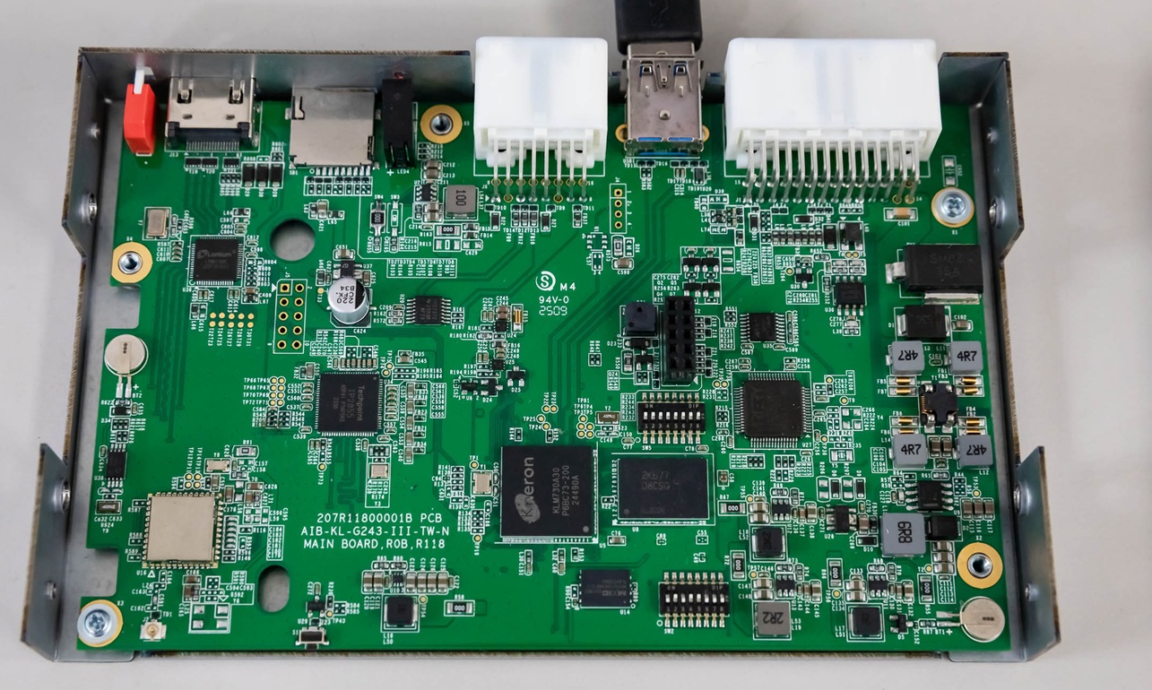 為了讓系統維持快速反應、精準辨識,團隊重新設計結構,讓模型在小晶片上也能跑得順。